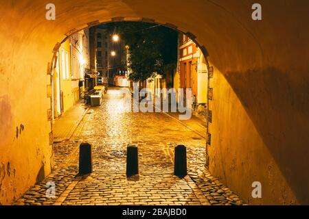 Riga, Lettland. Schwedische Tor Gates ist ein bekanntes Wahrzeichen. Alten Bogen der schwedische Tor im Original Zustand auf Troksnu Straße In der Altstadt. Kulturdenkmal In Stockfoto