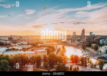 Vilnius, Litauen. Sunset Sunrise Dawn Über Das Stadtbild Im Abendsommer. Schöne Aussicht auf moderne Bürogebäude Wolkenkratzer im Geschäftsviertel N Stockfoto