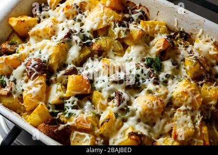 Gebackene Kartoffeln mit Champignons und Käse mit Gewürzen und Kräutern Stockfoto