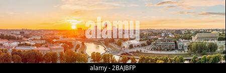 Vilnius, Litauen. Sunset Sunrise Dawn Über Das Stadtbild Im Abendsommer. Schöne Aussicht auf moderne Bürogebäude Wolkenkratzer im Geschäftsviertel N Stockfoto