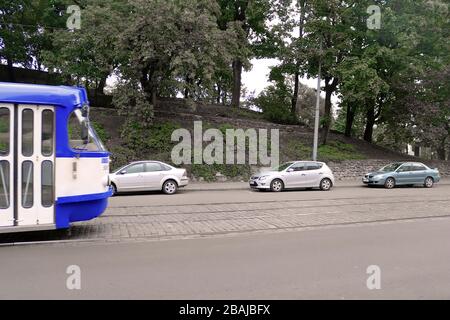 RIGA, Lettland - 28. AUGUST 2018: Blick auf die alte Straßenbahn in die Altstadt Stockfoto