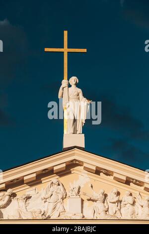 Vilnius, Litauen. In der Nähe der Statue von St. Helena mit Kreuz auf dem Dach von Dom Basilika St. Stanislaus und St. Ladislaus. Stockfoto