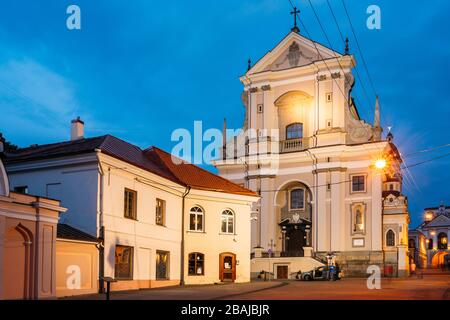 Vilnius, Litauen. Ansicht der alten frühen barocken katholischen Kirche von St. Teresa auf beleuchteten Ausros Vartu Straße. Wahrzeichen der Altstadt, Archi Stockfoto