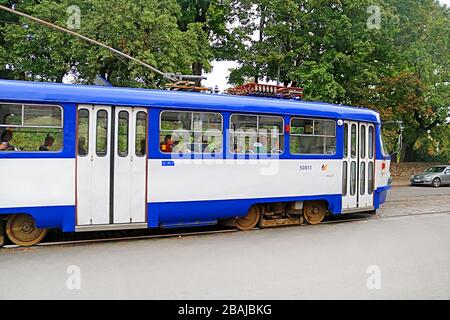 RIGA, Lettland - 28. AUGUST 2018: Blick auf die alte Straßenbahn in die Altstadt Stockfoto
