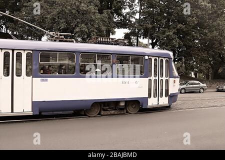 RIGA, Lettland - 28. AUGUST 2018: Blick auf die alte Straßenbahn in die Altstadt Stockfoto