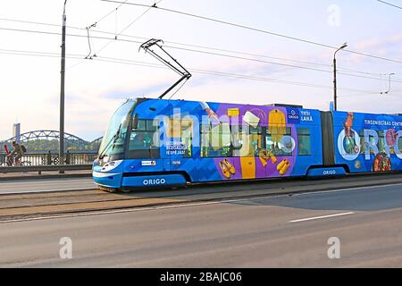 RIGA, Lettland - 29. AUGUST 2018: Blick auf die neue Straßenbahn auf die Steinerne Brücke Stockfoto