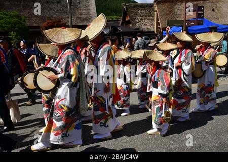 Shirakawa, Japan-Oktober 2019: Szenen des Doburoku-Festivals im Dorf Shirakawa, bekannt für die traditionellen Häuser mit den Reetdachinen Stockfoto