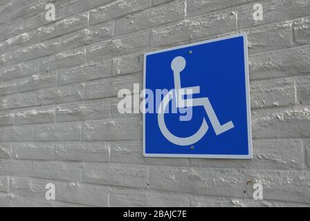 Bewegung des Behinderten Parkschildes an der Wand Stockfoto