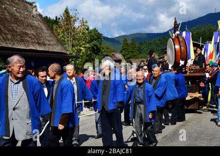 Shirakawa, Japan-Oktober 2019: Szenen des Doburoku-Festivals im Dorf Shirakawa, bekannt für die traditionellen Häuser mit den Reetdachinen Stockfoto