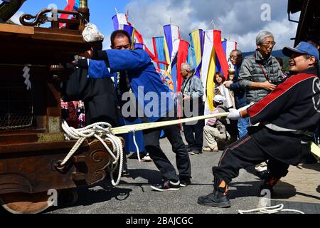 Shirakawa, Japan-Oktober 2019: Szenen des Doburoku-Festivals im Dorf Shirakawa, bekannt für die traditionellen Häuser mit den Reetdachinen Stockfoto