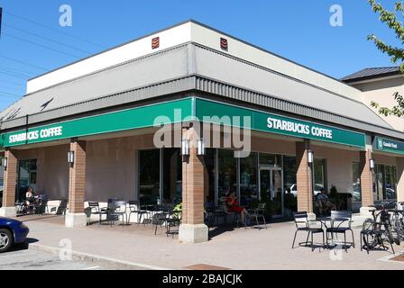 Coffee Shop vor Starbucks am sonnigen Tag in Coquitlam Canada Stockfoto
