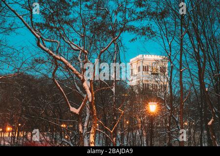 Gomel, Weißrussland. Stadtpark In Der Winternacht. Uhrturm Von Rumyantsevs Und Paskeviches Palast Im Homiel Park, Weißrussland. Berühmter Lokaler Orientierungspunkt. Stockfoto