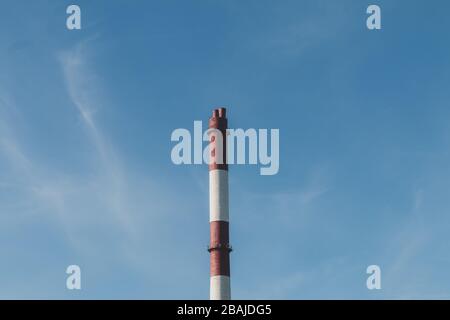 Ökologie und Klimawandel Konzept, Rohr auf einem blauen Himmel. Leerraum für Text. Stockfoto