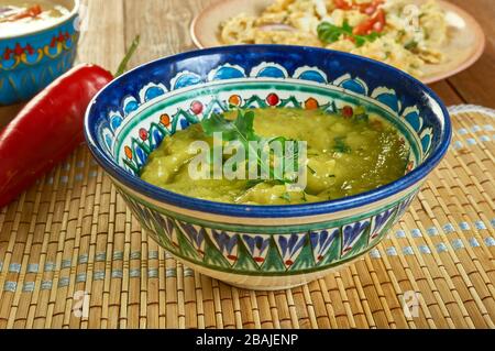 Gewürzte Spinatdhalssuppe, indische Linsensuppe. Stockfoto