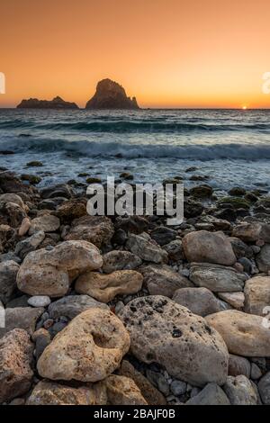 Sonnenuntergang am Strand Cala d'Hort, Ibiza, Balearen, Spanien Stockfoto
