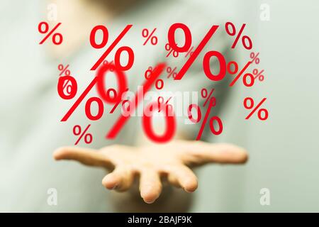 Hand hält rotes Prozentzeichen 3d Stockfoto