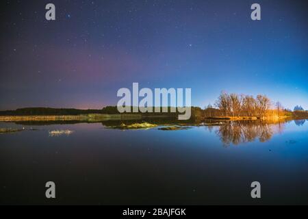 Weißrussland, Osteuropa. Night Sky Stars Über Der Landschaft Mit Fluss. Natürlicher Sternenhimmel Über Dem Lake Pond In Der Frühen Frühlingsnacht. Russische Nat Stockfoto