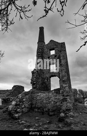 Carn Galver Mine Pump Engine House, Penwith Peninsula, Cornwall, Großbritannien. Schwarzweiß-Version Stockfoto