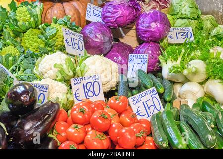 Verschiedene Arten von Gemüse für den Verkauf auf dem Markt Stockfoto