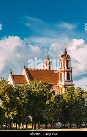 Vilnius, Litauen. Seite Blick auf die Kirche des hl. Philippus und Hl. Jakob, der antiken römischen Katholischen Kirche mit Kloster und roten Ziegeldach gegen die Stockfoto