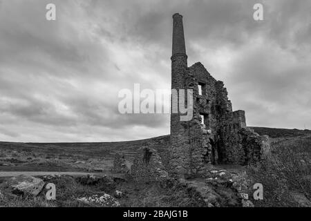 Carn Galver Mine Pump Engine House, Penwith Peninsula, Cornwall, Großbritannien. Schwarzweiß-Version Stockfoto