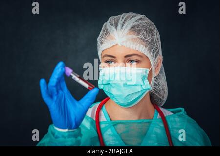 Coronavirus Science Chemistry, Biology, Medicine and People Concept - Nahaufnahme junger Wissenschaftlerinnen, die Röhrentests oder Forschungen in Clini durchführen Stockfoto
