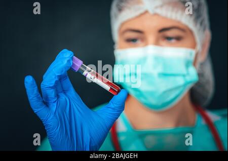 Coronavirus Science Chemistry, Biology, Medicine and People Concept - Nahaufnahme junger Wissenschaftlerinnen, die Röhrentests oder Forschungen in Clini durchführen Stockfoto