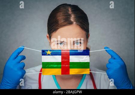 Coronavirus in Zentralafrikanischer Republik weiblicher Arzt Porträt halten schützen Gesicht chirurgische medizinische Maske mit Zentralafrikanischer Republik Nationalflaggen. Il Stockfoto