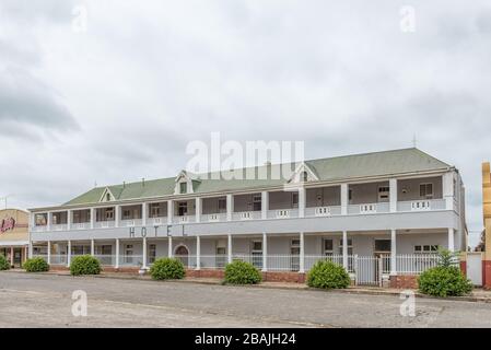 WINBURG, SÜDAFRIKA - 1. MÄRZ 2020: Eine Straßenszene mit einem historischen, alten Hotel in Winburg Stockfoto