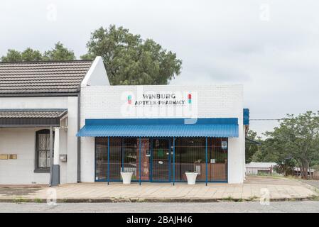 WINBURG, SÜDAFRIKA - 1. MÄRZ 2020: Eine Straßenszene mit Apotheke in Winburg Stockfoto