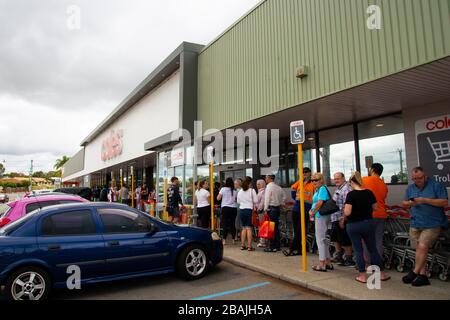 Perth, Australien - 15. März 2020: Menschen stehen während der Coronavirus-Krise im Lebensmittelgeschäft von Coles Schlange Stockfoto