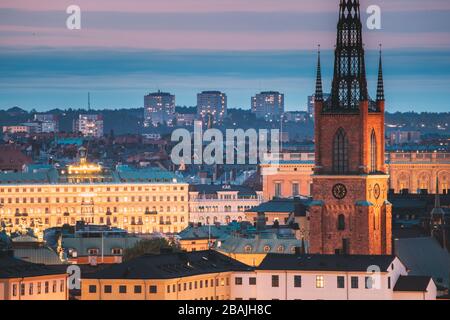 Stockholm, Schweden - 29. Juni 2019: Malerische Aussicht auf Stockholm Skyline am Sommerabend. Berühmte beliebtes Ziel malerischen Ort in der Dämmerung leuchtet. Riddarh Stockfoto