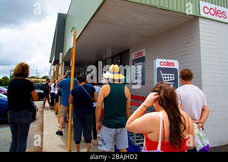 Perth, Australien - 15. März 2020: Menschen stehen während der Coronavirus-Krise im Lebensmittelgeschäft von Coles Schlange Stockfoto