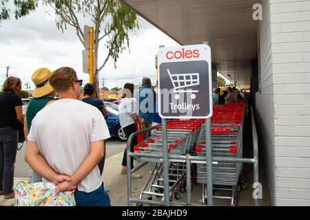 Perth, Australien - 15. März 2020: Menschen stehen während der Coronavirus-Krise im Lebensmittelgeschäft von Coles Schlange Stockfoto