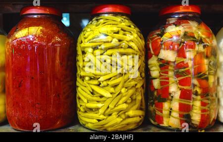 Traditionelle türkische Pickel mit verschiedenen Obst- und Gemüsesorten/Tomaten- und Pappersaucen (Salca) Stockfoto