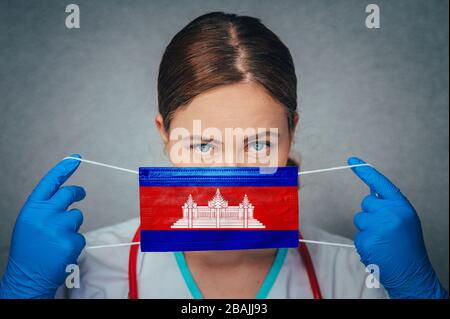 Coronavirus in Kambodscha Frauenarzt Porträt halten Gesicht schützen chirurgische Maske mit Kambodscha Nationalflaggen. Krankheit, Virus Covid-19 in Kambodscha Stockfoto