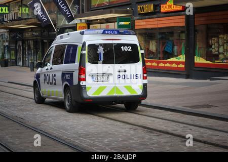 Helsinki, Finnland. März 2020. Polizeifahrzeug fährt auf der ruhigen Aleksanterinkatu Straße im Zentrum von Helsinki. Polizeipräsenz während Covid-19. Stockfoto