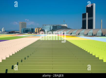 Farbige Jalousien als Abdeckung für ein Dach eines Parkhauses in frankfurt am Main Stockfoto