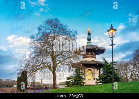 Großbritannien, London, Battersea Park. Die Londoner Friedenspagode, die vom buddhistischen Nipponzan Myohoji Orden für das Friedensjahr 1984 des Greater London Council (GLC) erbaut wurde Stockfoto