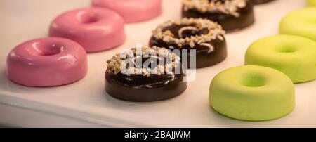 Frische Donuts in Süßwaren Stockfoto