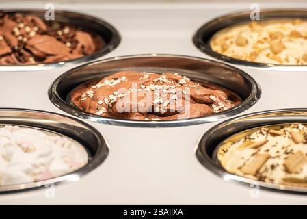 In der Eisdiele werden eiskübe Wannen Eiscreme serviert Stockfoto