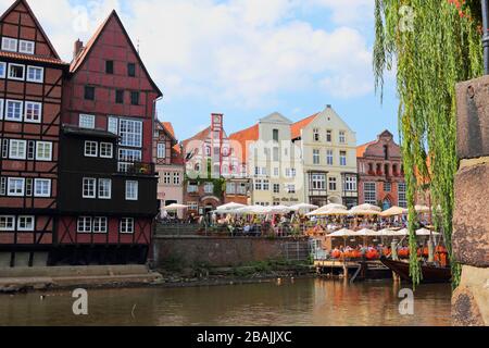 Lüneburgisch, Deutschland - 21. August 2013: Cafés und Restaurants im alten Hafen in Lübeck mit dem Fluss "Ilmenau". Der Stadtteil Wasser-Viertel ist der Stockfoto