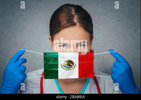 Coronavirus in Mexiko weiblicher Arzt Portrait halten schützen Gesicht chirurgische medizinische Maske mit Mexiko National Flag. Krankheit, Virus Covid-19 in Mexiko, Con Stockfoto