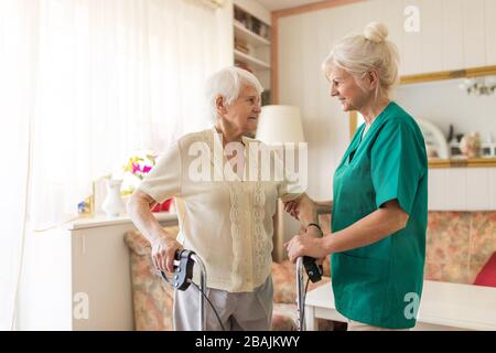 Pflegekraft mit älterer Erwachsener Stockfoto