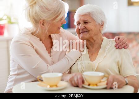 Die Seniorin verbringt gute Zeit mit ihrer Tochter Stockfoto