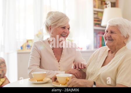 Die Seniorin verbringt gute Zeit mit ihrer Tochter Stockfoto