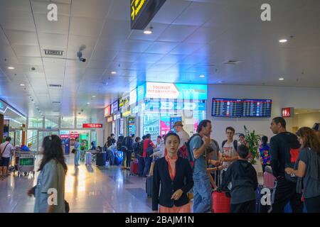 HANOI/VIETNAM - 17. JULI: Noi Bai International Airport (HAN) Inside View, Duty Free Shop Mobile Walkway Schild Abfahrt 07 17 2019 im Passagier Termi Stockfoto