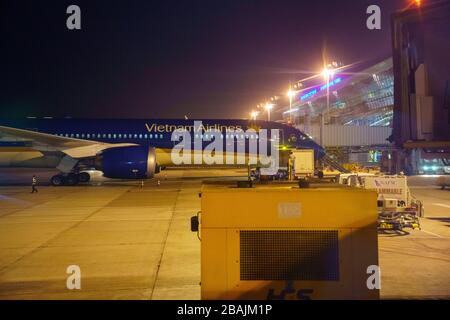 HANOI/VIETNAM - 17. JULI: Noi Bai International Airport (HAN) Innenansicht des Flugzeugs, das die flugzeuge der vietnamesischen Fluggesellschaft im 07. 17. 2019 auf dem Parkplatz schießt Stockfoto