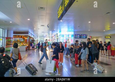 HANOI/VIETNAM - 17. JULI: Noi Bai International Airport (HAN) Inside View, Duty Free Shop Mobile Walkway Schild Abfahrt am 07. 17 2019 im Passagier Ter Stockfoto