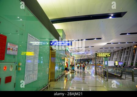 HANOI/VIETNAM - 17. JULI: Noi Bai International Airport (HAN) Inside View, Raucherzimmer Laufsteg Schild Abflug Duty Free Shop 07 17 2019 im Passagier Stockfoto